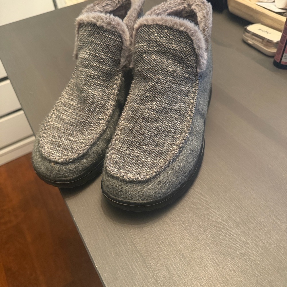 Hey Dude Gray Cozy Faux-Fur Lined Ankle Slip-On Booties size 8